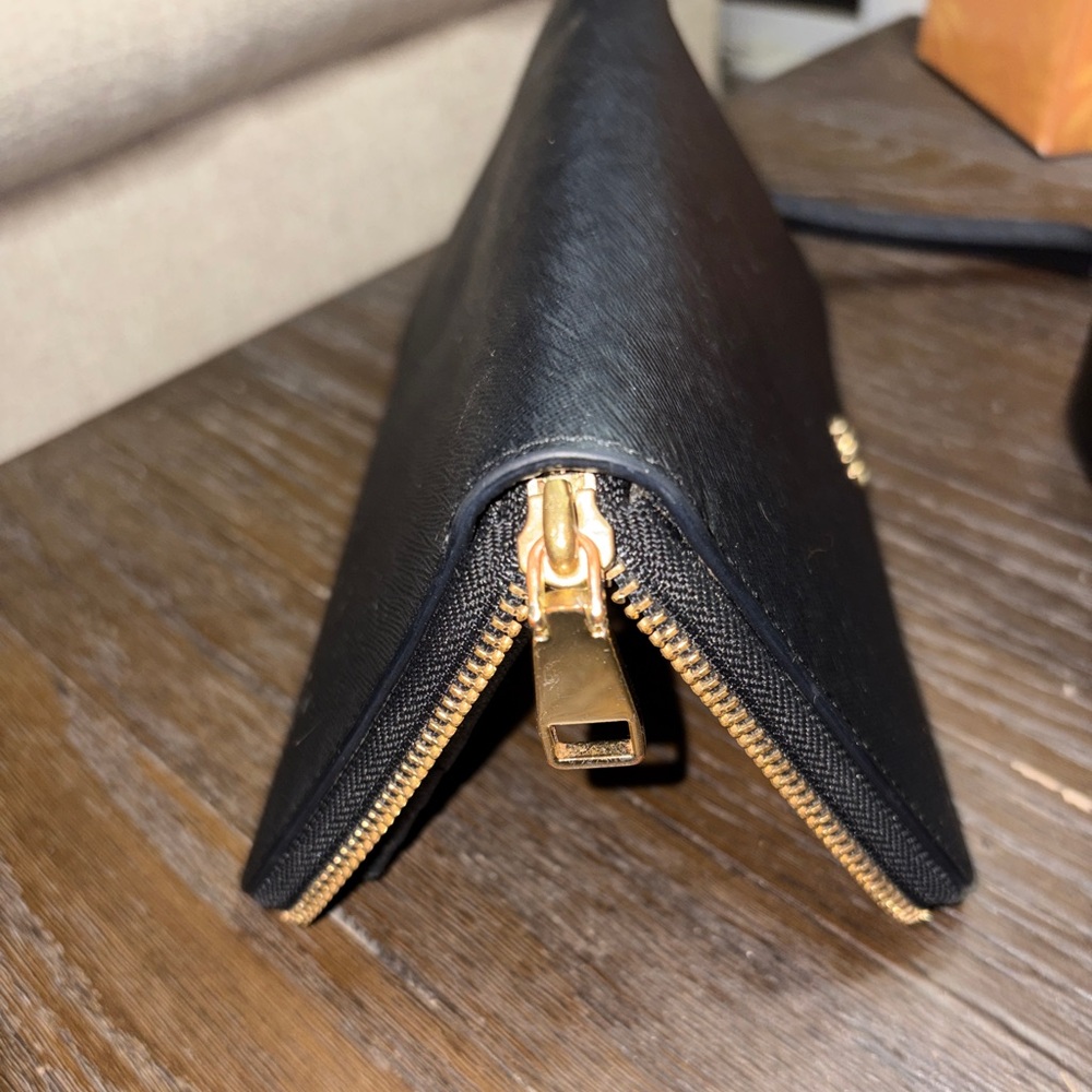 Tory Burch Black Leather Large Wristlet with Gold tone hardware EUC
Make a Offer - Picture 10 of 11